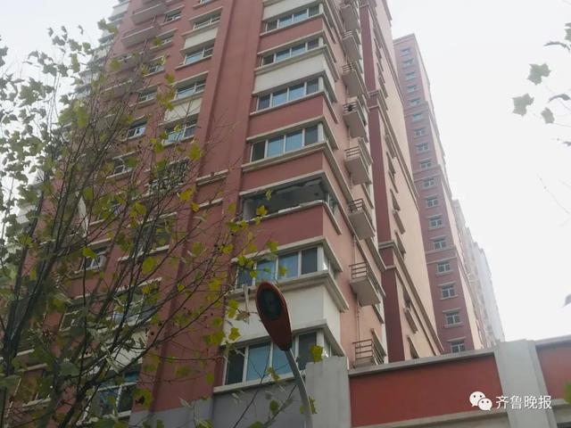 [中国经济网]家中天然气爆炸，男子从六楼被炸飞到楼下，手里还夹着一根烟