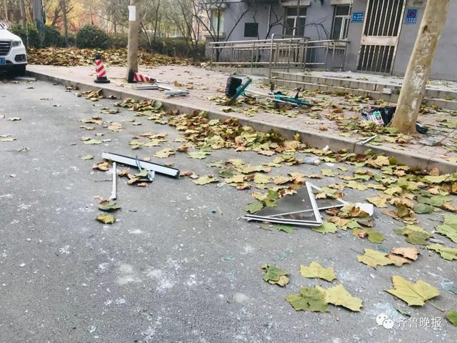 [中国经济网]家中天然气爆炸，男子从六楼被炸飞到楼下，手里还夹着一根烟