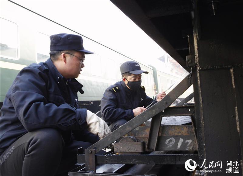 #人民网-湖北频道#湖北武汉：打造“精品”列车 服务元旦假期铁路运输