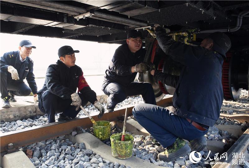 #人民网-湖北频道#湖北武汉：打造“精品”列车 服务元旦假期铁路运输