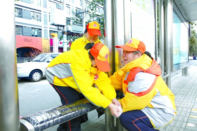 #北京晚报#三里屯公交站24个座椅套上厚坐垫，爱心缝纫队为冬日添暖意