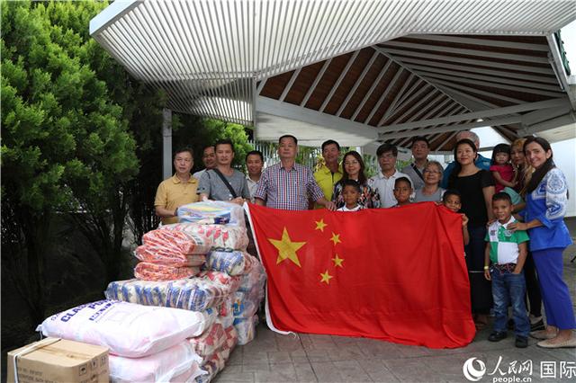 人民网：委内瑞拉侨界代表看望委孤儿并捐赠物资