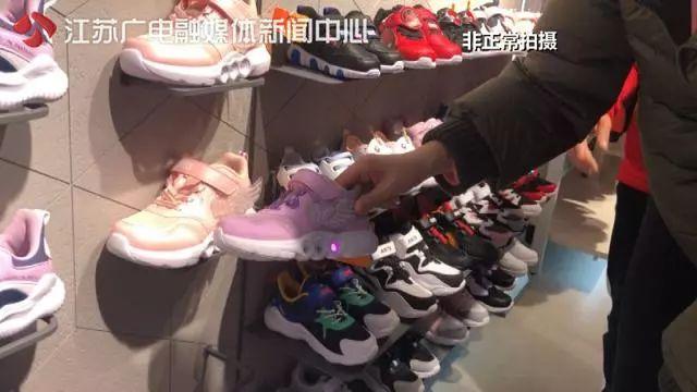 #中国经济网#家长注意了！孩子爱穿的这种鞋竟然在家着火了