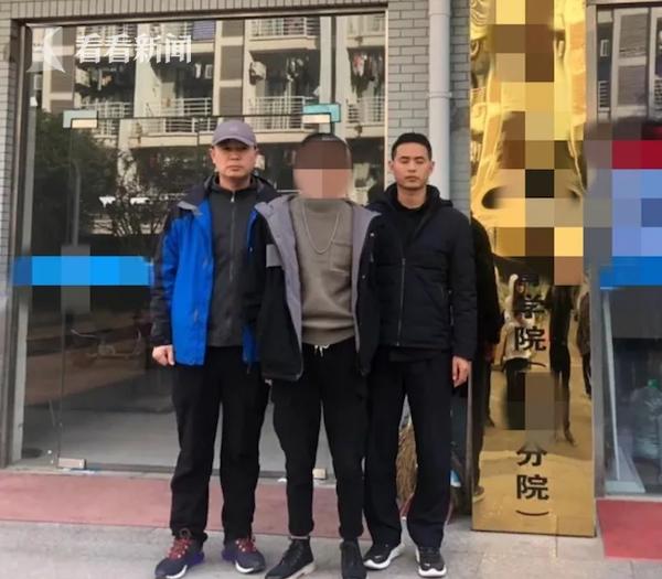 「中国经济网」正在教室陪女友上课 高富帅突然被警察带走了