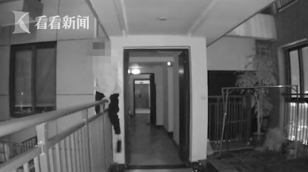 「中国经济网」正在教室陪女友上课 高富帅突然被警察带走了