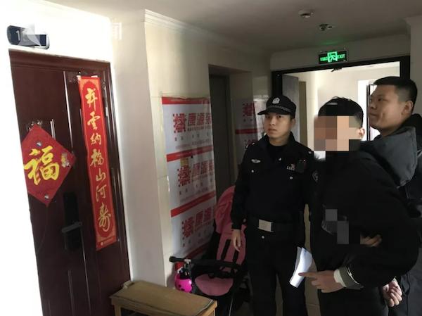 「中国经济网」正在教室陪女友上课 高富帅突然被警察带走了