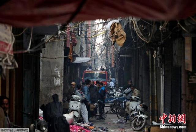 「环球网」印度工厂大火中2名消防员救出27人，被视为英雄