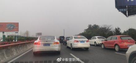 「光明网」司机朋友注意啦！大雾侵袭蓉城 周边多条高速关闭