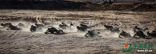 「中国军网」大漠戈壁寒风瑟瑟 训练场上新兵虎气十足