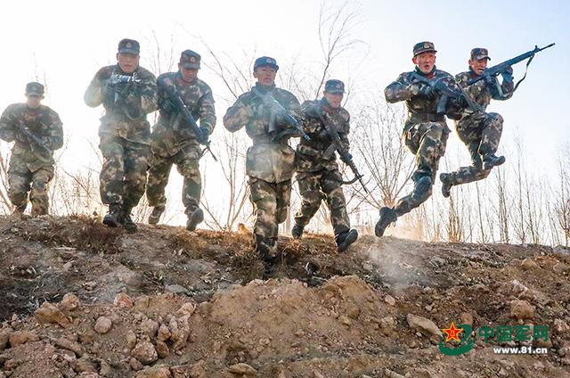 「中国军网」大漠戈壁寒风瑟瑟 训练场上新兵虎气十足