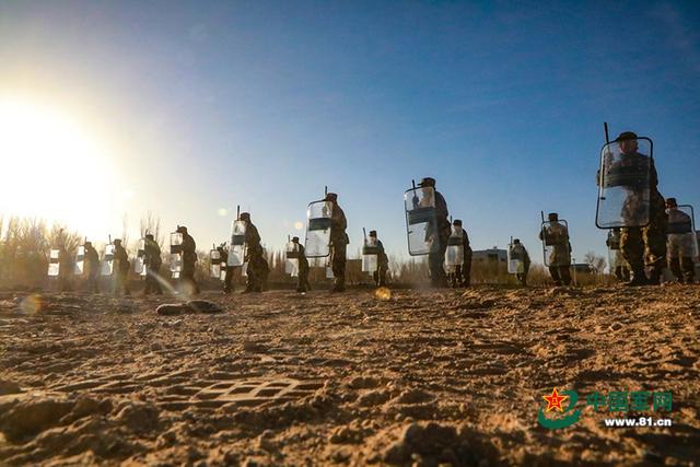 「中国军网」大漠戈壁寒风瑟瑟 训练场上新兵虎气十足