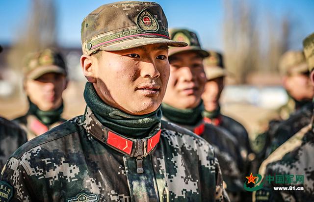 「中国军网」大漠戈壁寒风瑟瑟 训练场上新兵虎气十足