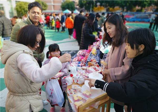 [中国江苏网]苏州车坊幼儿园爱心义卖为山区孩子送温暖