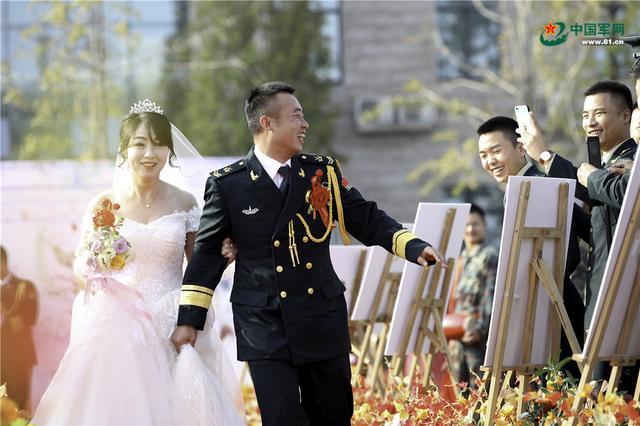 【中国军网】前方高能！火箭军兵哥撒糖甜到齁