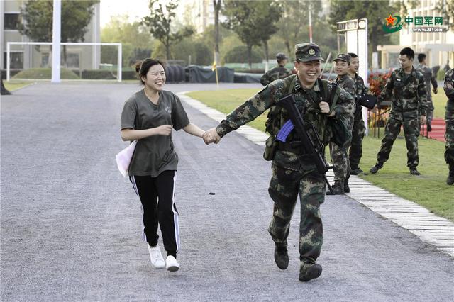 【中国军网】前方高能！火箭军兵哥撒糖甜到齁