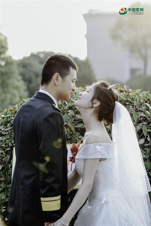 【中国军网】前方高能！火箭军兵哥撒糖甜到齁
