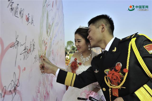 【中国军网】前方高能！火箭军兵哥撒糖甜到齁