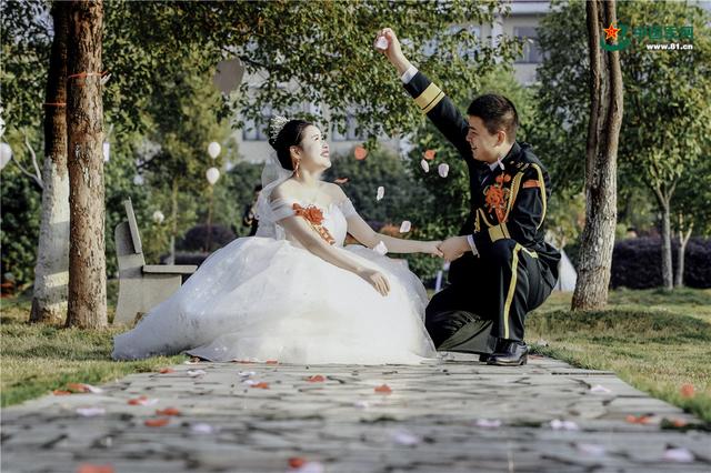 【中国军网】前方高能！火箭军兵哥撒糖甜到齁