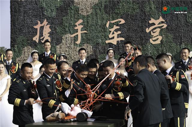 【中国军网】前方高能！火箭军兵哥撒糖甜到齁