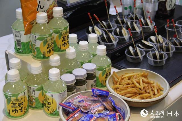 #人民网#福原爱与熊本熊联“萌”为日本美食推广助力