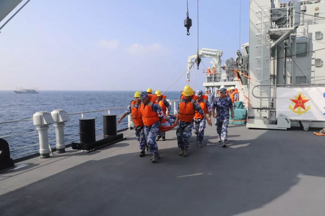 千里驰援!中国海军第33批护航编队救治中国籍重伤船员