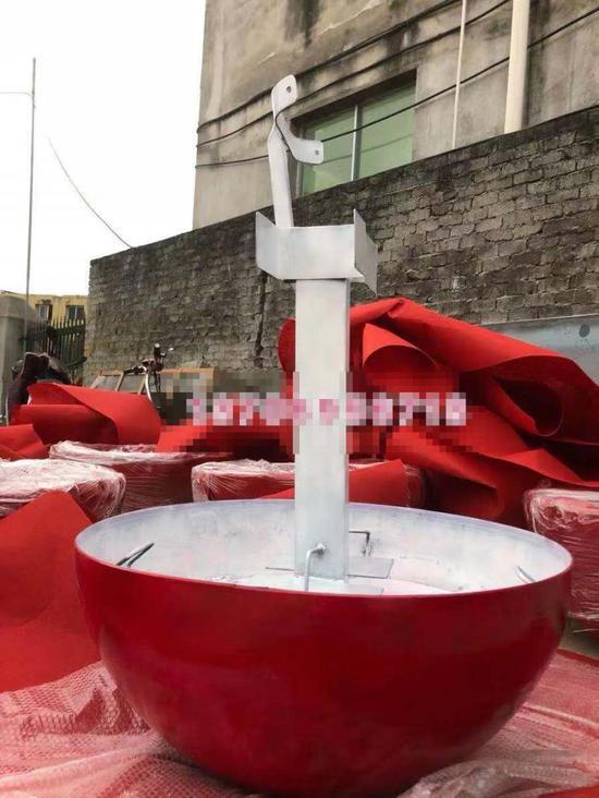 「北京青年报」“不倒翁女孩”带火卖底座商家：月销数百件