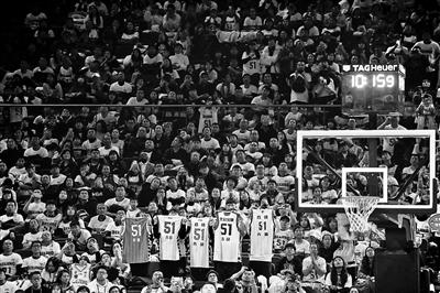 【环球网】吉喆51号球衣今晚正式退役