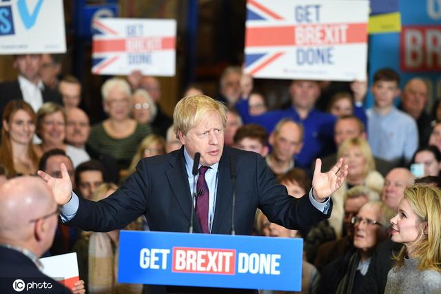 「环球网」英国大选倒计时 鲍里斯-约翰逊卖力拉票抱着鱼摆拍