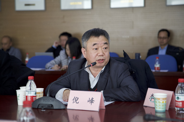 12月10日,中国社科院美国研究所所长,研究员倪峰在研讨会上发言.