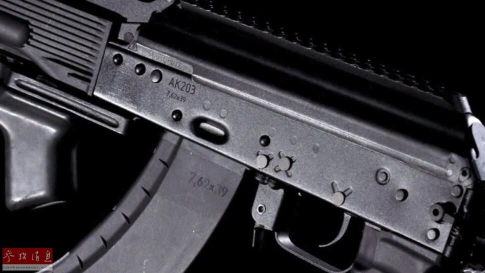 ak-200系列仍沿用了ak系列经典的导气式原理和回旋枪机闭锁方式,但也