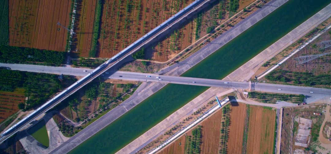 东线从江苏扬州江都水利枢纽提长江水沿京杭大运河逐级翻水北送创世界