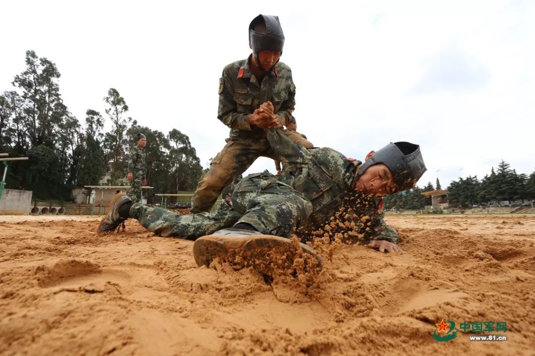 飞檐走壁,神兵天降,特战队员最强一跃.