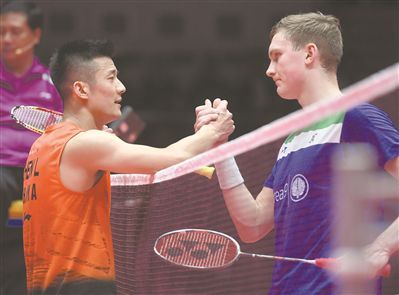 谌龙赛后与安赛龙击掌致意.广州日报全媒体记者 廖艺 摄