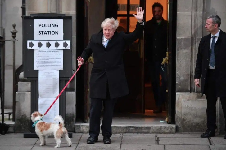 #海外网#投票卖萌两不误！英首相约翰逊带宠物狗现身投票站