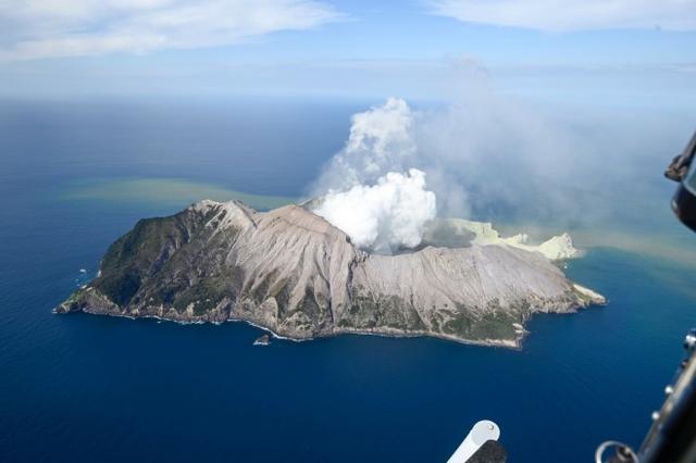 「南方周末」每日壹图：新西兰｜怀特岛火山仍有再次喷发可能