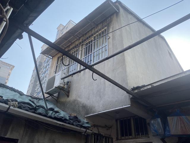 新京报：倒在出租屋里的外卖员