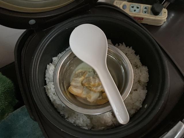 新京报：倒在出租屋里的外卖员