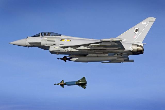 新华网■对空对地多面手！“台风”换武器似变形金刚