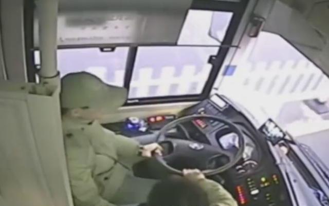 [中国经济网]女子坐过站2次疯抢司机方向盘企图停车，乘客劝阻还反遭殴打