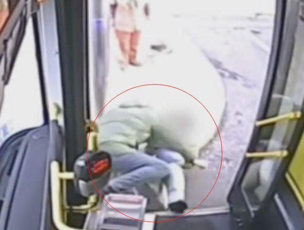 [中国经济网]女子坐过站2次疯抢司机方向盘企图停车，乘客劝阻还反遭殴打