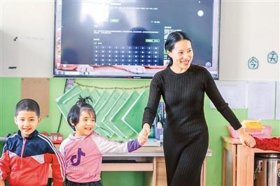 「文汇报」中国各界驳斥美国谎言，网友：美国“涉疆法案”满纸谎言