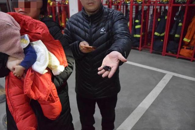 北京日报客户端@婴儿手指被卡 胆大心细的消防员三分钟取下