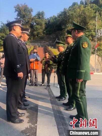 「中国新闻网」中越警方摧毁一跨国电信网络诈骗团伙 21名嫌犯被押解回国