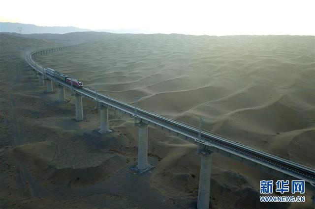 新华网■沙漠中筑大桥——俯瞰敦格铁路沙山沟特大桥