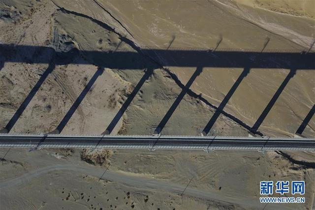 新华网■沙漠中筑大桥——俯瞰敦格铁路沙山沟特大桥