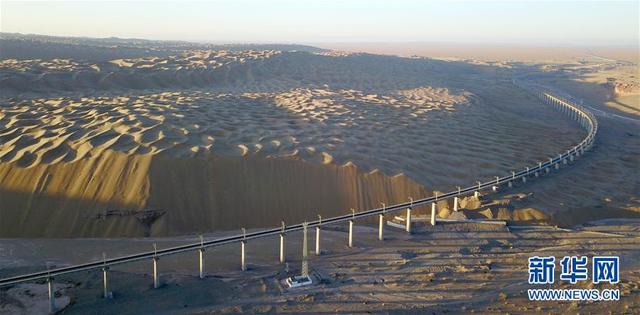 新华网■沙漠中筑大桥——俯瞰敦格铁路沙山沟特大桥