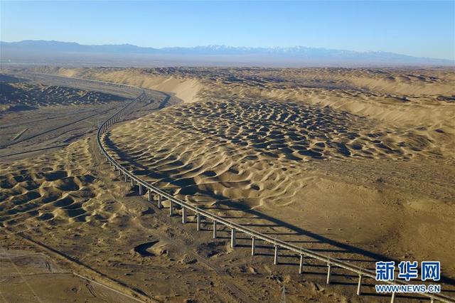 新华网■沙漠中筑大桥——俯瞰敦格铁路沙山沟特大桥