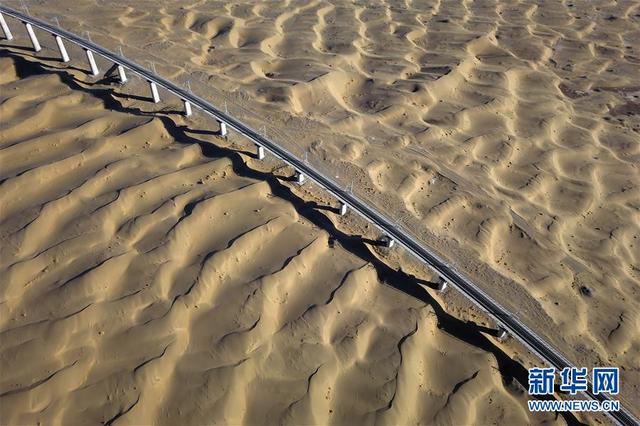 新华网■沙漠中筑大桥——俯瞰敦格铁路沙山沟特大桥