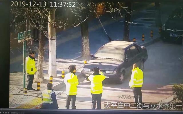 [北京日报客户端]报废桑塔纳2000屡次违停 终被交警当场查扣