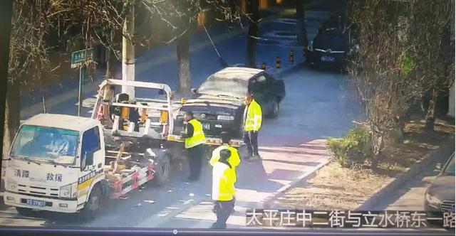 [北京日报客户端]报废桑塔纳2000屡次违停 终被交警当场查扣